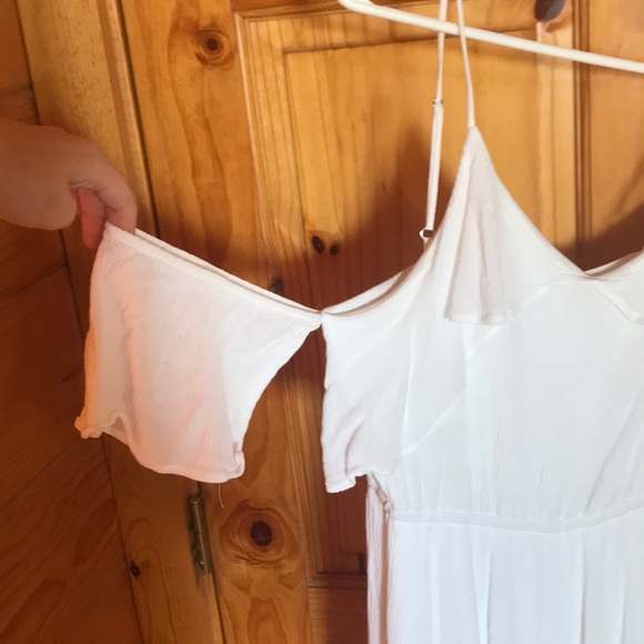 🆕 White Ruffle Dress - Picture 2 of 5